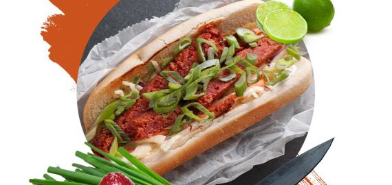 Hot dog s hracháčem a salátem coleslaw